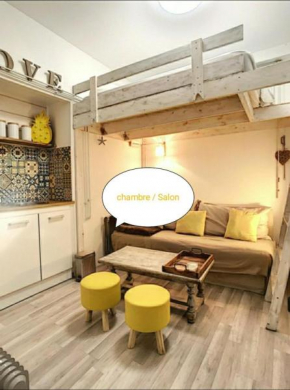 Chambre meublée en sous-sol avec accès sanitaires et jardin